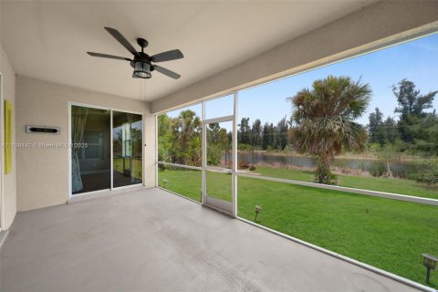 House in Cape Coral, Florida 3 bedrooms № 1713537 - photo 18