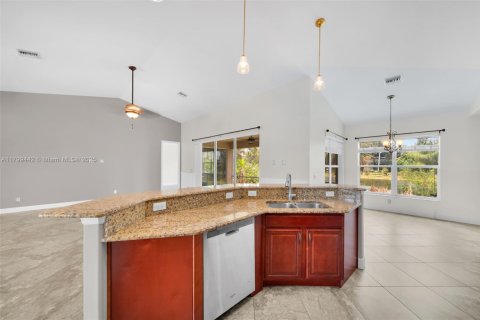 House in Cape Coral, Florida 3 bedrooms № 1713537 - photo 24