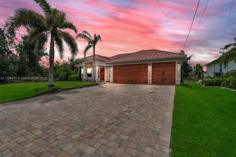 House in Cape Coral, Florida 3 bedrooms № 1713537 - photo 1