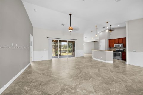 House in Cape Coral, Florida 3 bedrooms № 1713537 - photo 8