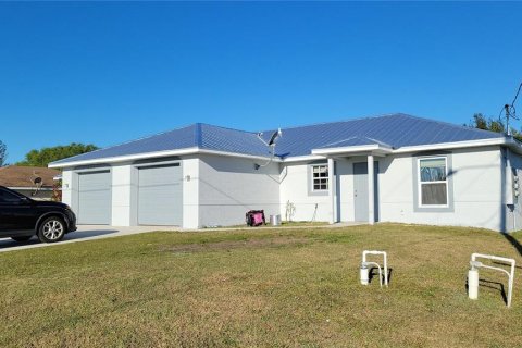 Duplex in Lehigh Acres, Florida 6 bedrooms, 206.43 sq.m. № 2123690