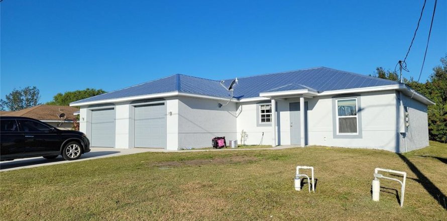 Duplex in Lehigh Acres, Florida 6 bedrooms, 206.43 sq.m. № 2123690