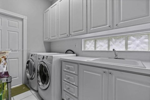 House in West Palm Beach, Florida 4 bedrooms, 193.61 sq.m. № 2004523 - photo 18