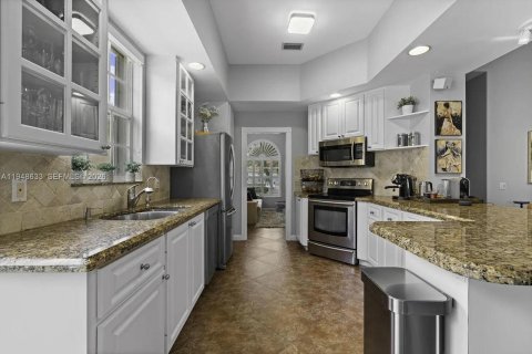 House in West Palm Beach, Florida 4 bedrooms, 193.61 sq.m. № 2004523 - photo 9