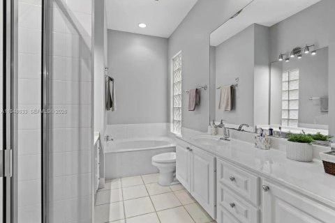 House in West Palm Beach, Florida 4 bedrooms, 193.61 sq.m. № 2004523 - photo 17