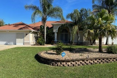 House in Palm Coast, Florida 3 bedrooms, 213.77 sq.m. № 879920 - photo 1