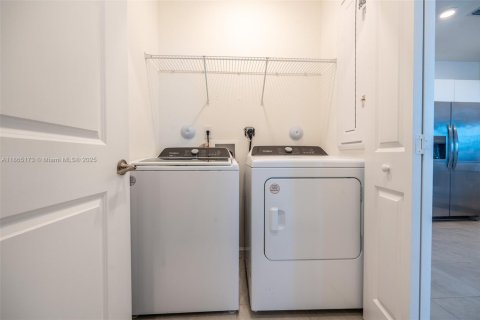 Снять в аренду таунхаус в Хомстед, Флорида 4 спальни, 169.08м2, № 1963471 - фото 17