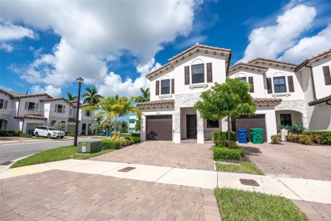 Снять в аренду таунхаус в Хомстед, Флорида 4 спальни, 169.08м2, № 1963471 - фото 2