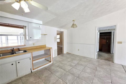 House in New Port Richey, Florida 3 bedrooms, 128.76 sq.m. № 2215490 - photo 6