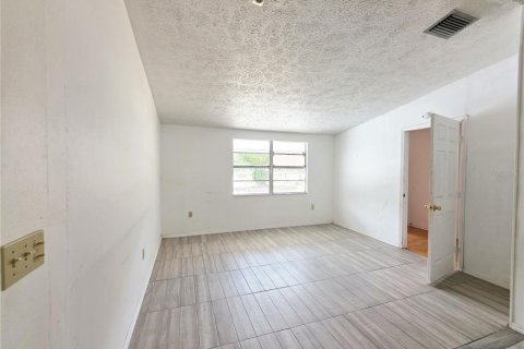 House in New Port Richey, Florida 3 bedrooms, 128.76 sq.m. № 2215490 - photo 4