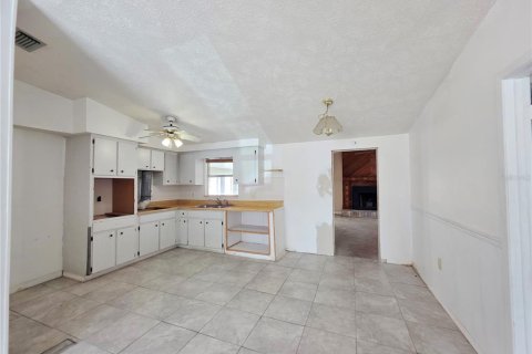 House in New Port Richey, Florida 3 bedrooms, 128.76 sq.m. № 2215490 - photo 7