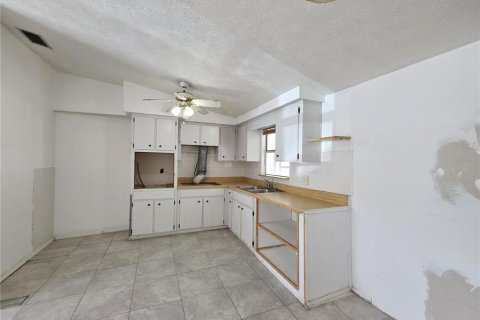 House in New Port Richey, Florida 3 bedrooms, 128.76 sq.m. № 2215490 - photo 5