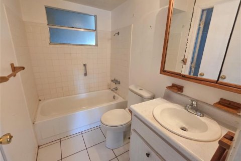 House in New Port Richey, Florida 3 bedrooms, 128.76 sq.m. № 2215490 - photo 13