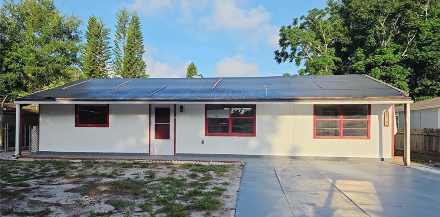 House in New Port Richey, Florida 3 bedrooms, 128.76 sq.m. № 2215490
