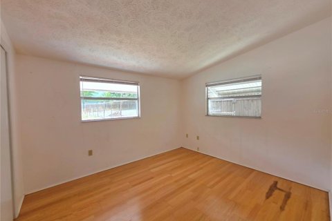 House in New Port Richey, Florida 3 bedrooms, 128.76 sq.m. № 2215490 - photo 14