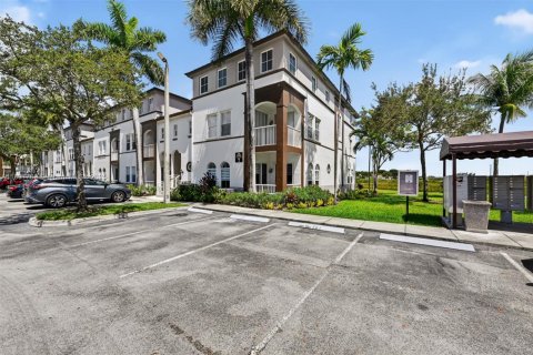 Townhouse in Miramar, Florida 3 bedrooms, 134.24 sq.m. № 1943736 - photo 1