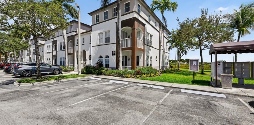 Townhouse in Miramar, Florida 3 bedrooms, 134.24 sq.m. № 1943736