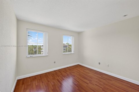 Townhouse in Miramar, Florida 3 bedrooms, 134.24 sq.m. № 1943736 - photo 15
