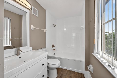 Townhouse in Miramar, Florida 3 bedrooms, 134.24 sq.m. № 1943736 - photo 12