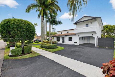 Casa en venta en Miami, Florida, 6 dormitorios, 389.17 m2 № 1975456 - foto 1