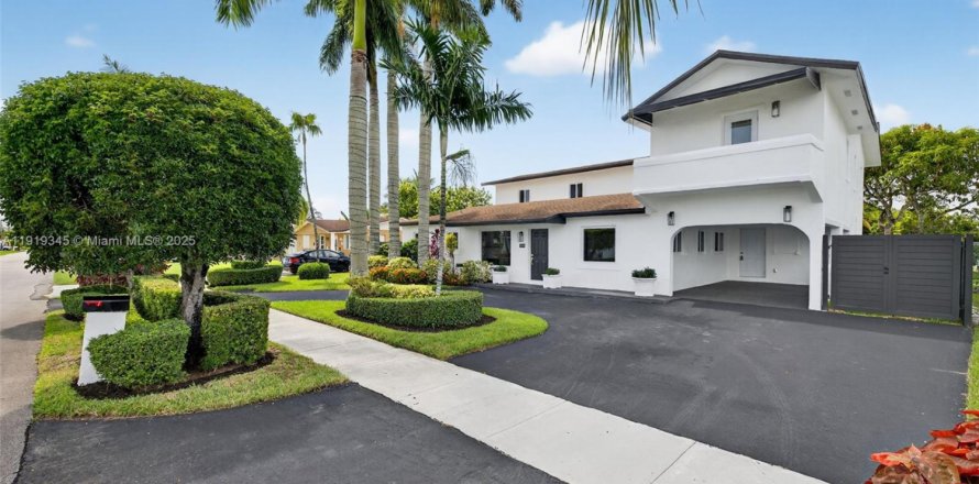 Casa en Miami, Florida 6 dormitorios, 389.17 m2 № 1975456