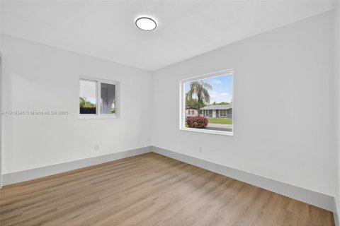 Casa en venta en Miami, Florida, 6 dormitorios, 389.17 m2 № 1975456 - foto 6