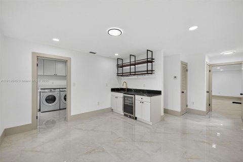 Casa en venta en Miami, Florida, 6 dormitorios, 389.17 m2 № 1975456 - foto 29