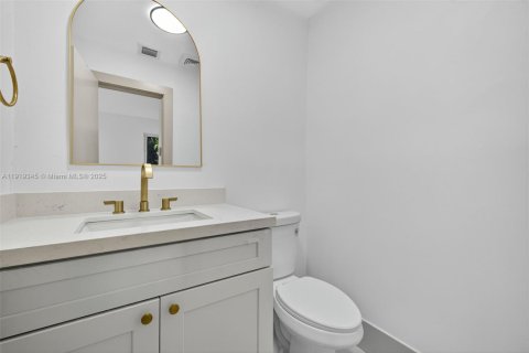 Casa en venta en Miami, Florida, 6 dormitorios, 389.17 m2 № 1975456 - foto 28