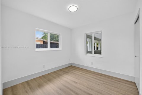 Casa en venta en Miami, Florida, 6 dormitorios, 389.17 m2 № 1975456 - foto 26