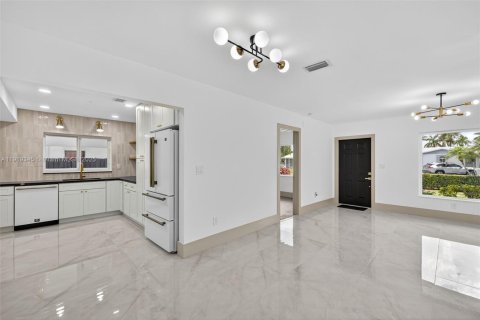 Casa en venta en Miami, Florida, 6 dormitorios, 389.17 m2 № 1975456 - foto 10