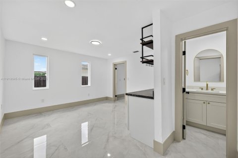 Casa en venta en Miami, Florida, 6 dormitorios, 389.17 m2 № 1975456 - foto 27