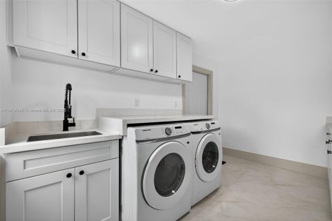 Casa en venta en Miami, Florida, 6 dormitorios, 389.17 m2 № 1975456 - foto 30