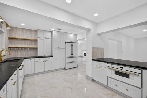 Casa en venta en Miami, Florida, 6 dormitorios, 389.17 m2 № 1975456 - foto 15