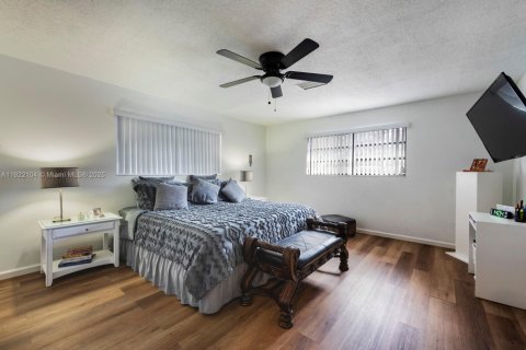 Villa ou maison à vendre à Miami, Floride: 4 chambres, 194.91 m2 № 1976029 - photo 15