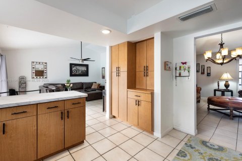 Villa ou maison à vendre à Miami, Floride: 4 chambres, 194.91 m2 № 1976029 - photo 10