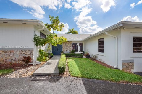 Villa ou maison à vendre à Miami, Floride: 4 chambres, 194.91 m2 № 1976029 - photo 2