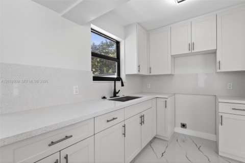 House in Miami, Florida 3 bedrooms, 106.56 sq.m. № 2185852 - photo 11