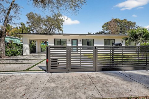 House in Miami, Florida 3 bedrooms, 106.56 sq.m. № 2185852 - photo 2