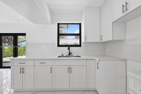 House in Miami, Florida 3 bedrooms, 106.56 sq.m. № 2185852 - photo 12