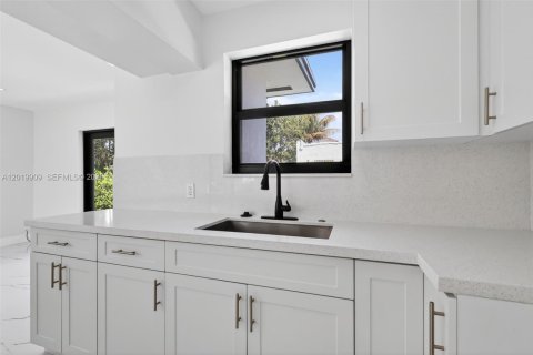 House in Miami, Florida 3 bedrooms, 106.56 sq.m. № 2185852 - photo 13