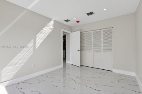 House in Miami, Florida 3 bedrooms, 106.56 sq.m. № 2185852 - photo 26