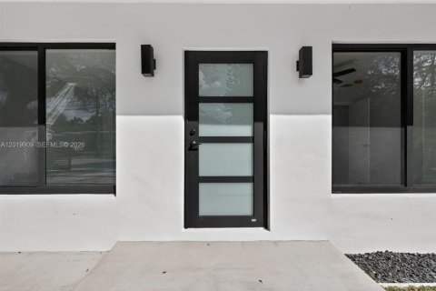 House in Miami, Florida 3 bedrooms, 106.56 sq.m. № 2185852 - photo 4