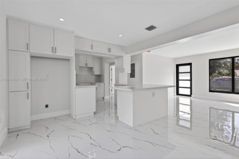 House in Miami, Florida 3 bedrooms, 106.56 sq.m. № 2185852 - photo 9