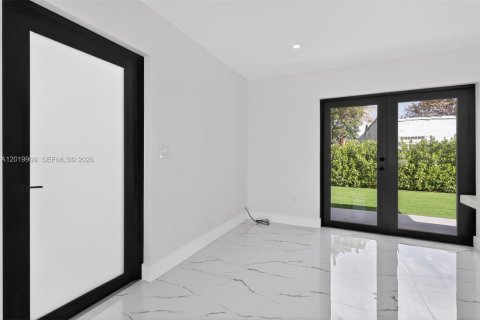 House in Miami, Florida 3 bedrooms, 106.56 sq.m. № 2185852 - photo 7