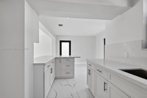 House in Miami, Florida 3 bedrooms, 106.56 sq.m. № 2185852 - photo 14