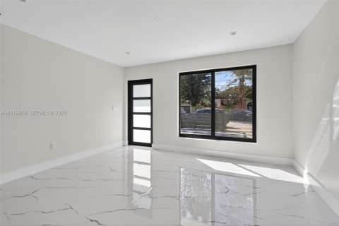 House in Miami, Florida 3 bedrooms, 106.56 sq.m. № 2185852 - photo 6