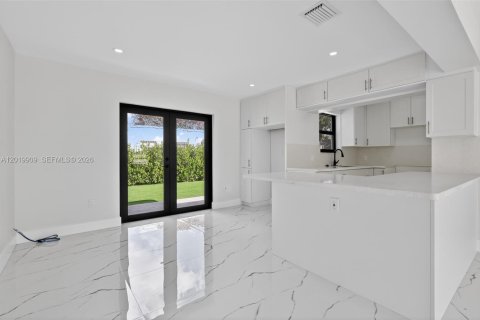 House in Miami, Florida 3 bedrooms, 106.56 sq.m. № 2185852 - photo 8
