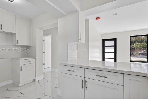 House in Miami, Florida 3 bedrooms, 106.56 sq.m. № 2185852 - photo 10