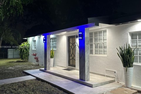 Дом в Майами-Гарденс, Флорида 4 спальни, 112.23м2 № 2033004