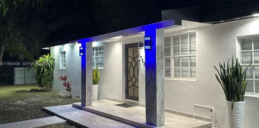 Дом в Майами-Гарденс, Флорида 4 спальни, 112.23м2 № 2033004